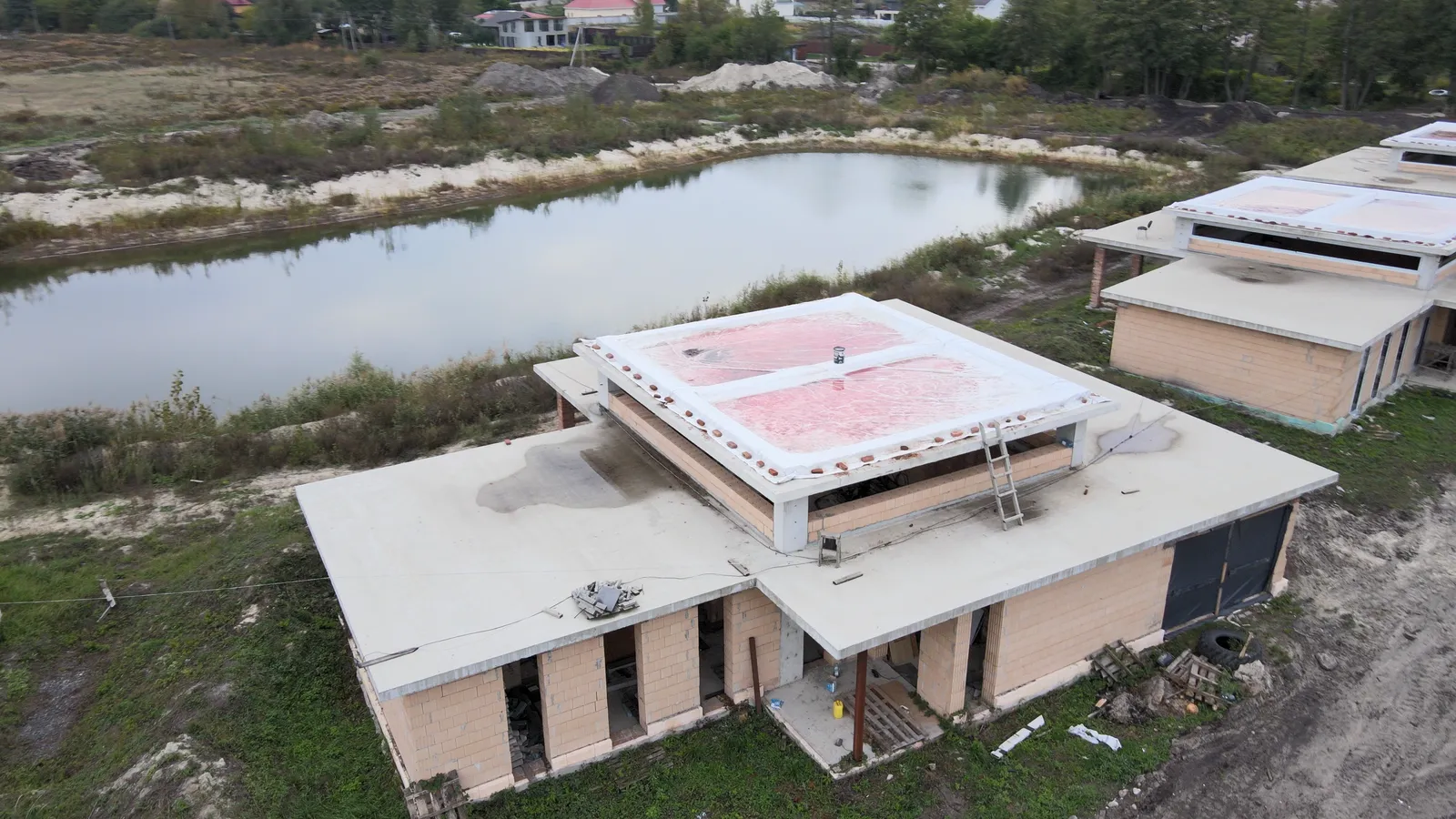 Будинок OASIS із сонячними панелями біля озера — зйомка з дрона