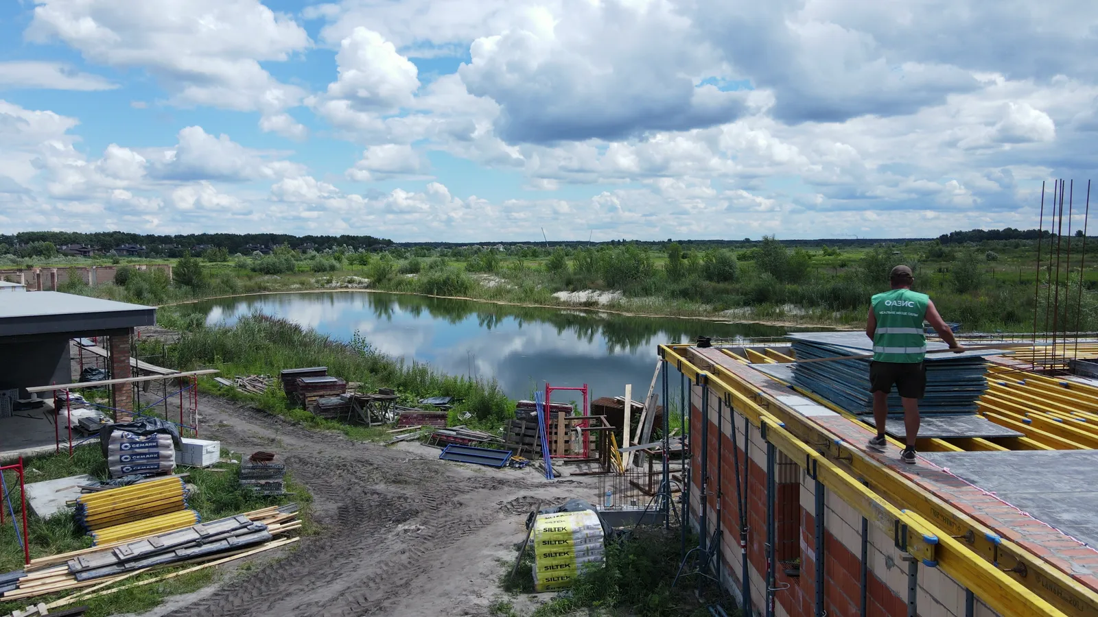Роботи на будинку третьої черги — котеджне містечко OASIS, зйомка з дрона